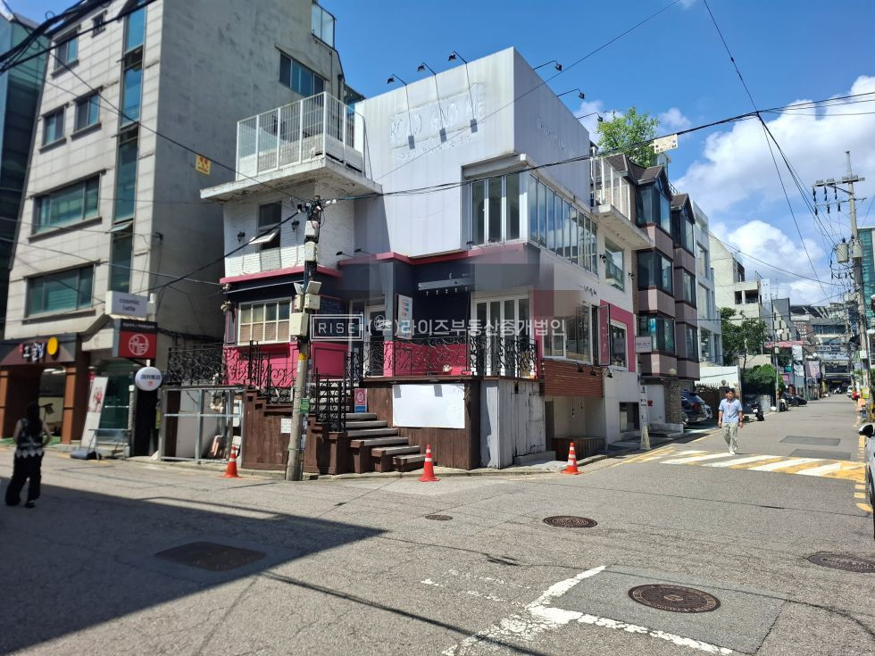 서울 마포구 서교동 RiSE 홍대 레드라인 중심상권 코너건물 1층 무권리 상가 월세 매물번호 13479 사진 1