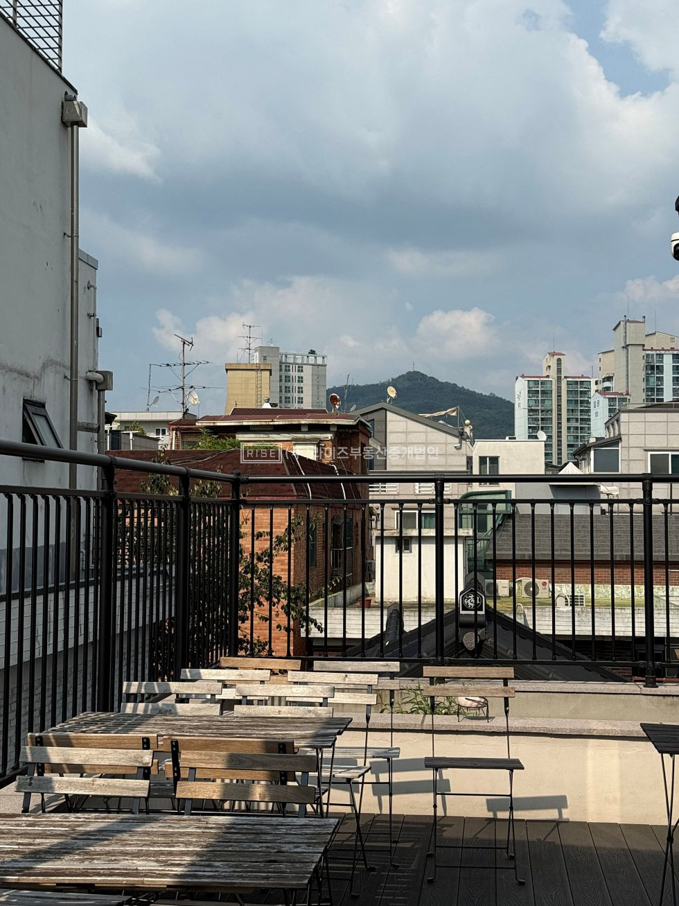 서울 마포구 연남동 RiSE 둥근 창 아래 연남의 풍경이 머무는 곳. w 테라스 월세 매물번호 13529 사진 1