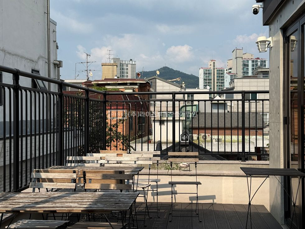서울 마포구 연남동 RiSE 둥근 창 아래 연남의 풍경이 머무는 곳. w 테라스 월세 매물번호 13529 사진 10