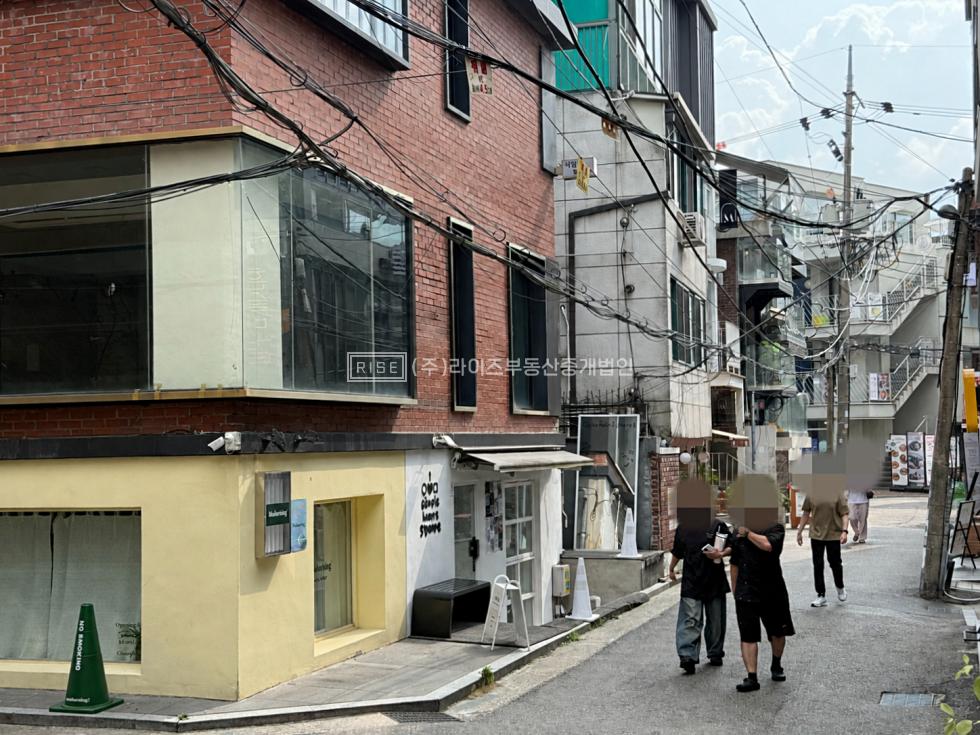 서울 마포구 연남동 RiSE 붉은 벽돌 코너 쇼윈도. 시선을 담는 공간. 월세 매물번호 13532 사진 1