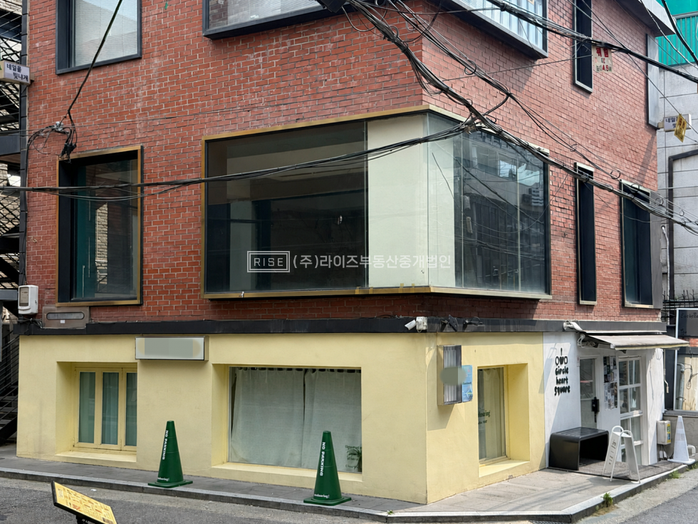 서울 마포구 연남동 RiSE 붉은 벽돌 코너 쇼윈도. 시선을 담는 공간. 월세 매물번호 13532 사진 2