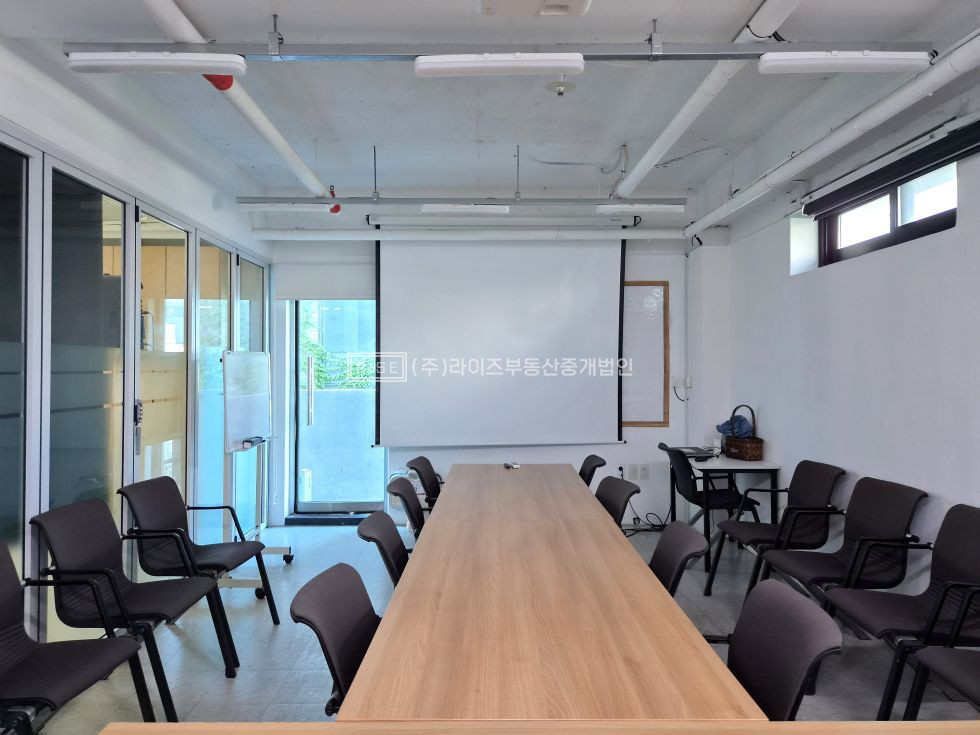 서울 마포구 동교동 RiSE 룸 회의공간 갖춘 깔끔한 오피스 월세 매물번호 13519 사진 6