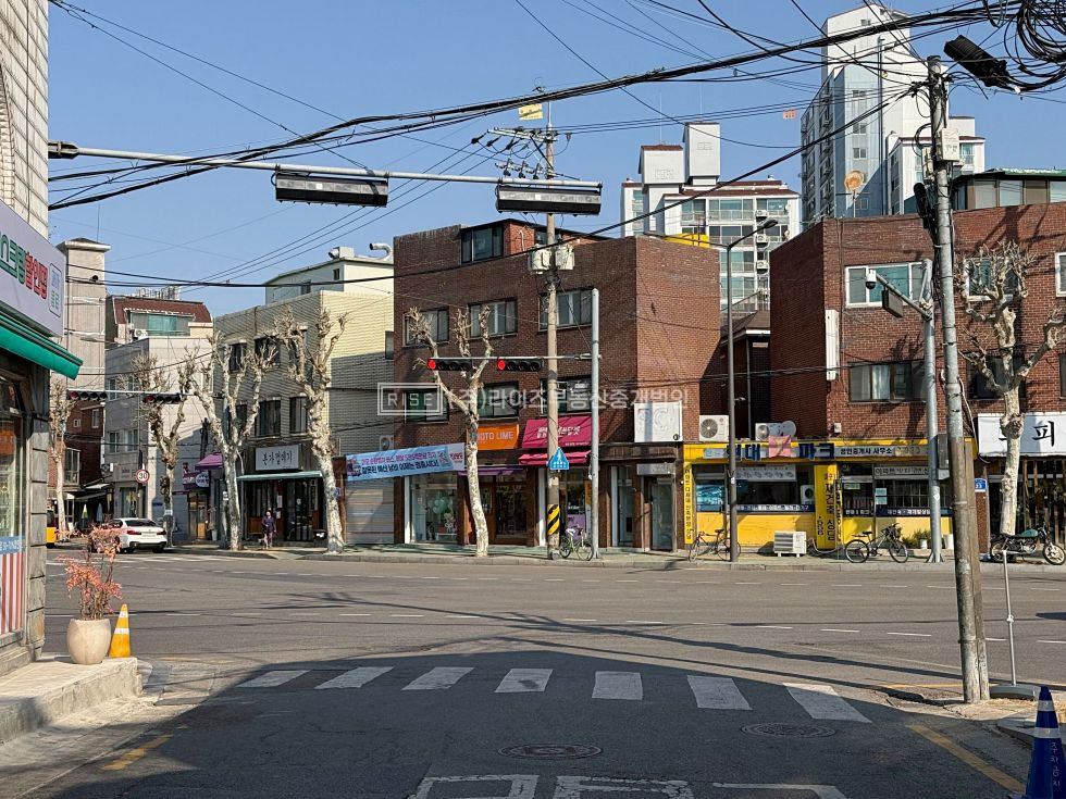 서울 마포구 합정동 RiSE 교차로. 넓은 전면파사드 통창. 채광을 더하다. 월세 매물번호 12580 사진 2