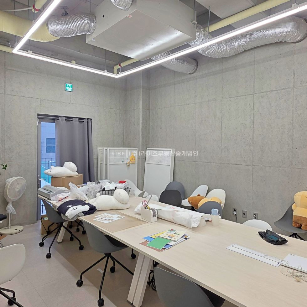 서울 마포구 연남동 RiSE 주차2대, 대로변, 신축급, 개방감 뛰어난 전면 통창 대형사무실 월세 매물번호 13501 사진 4