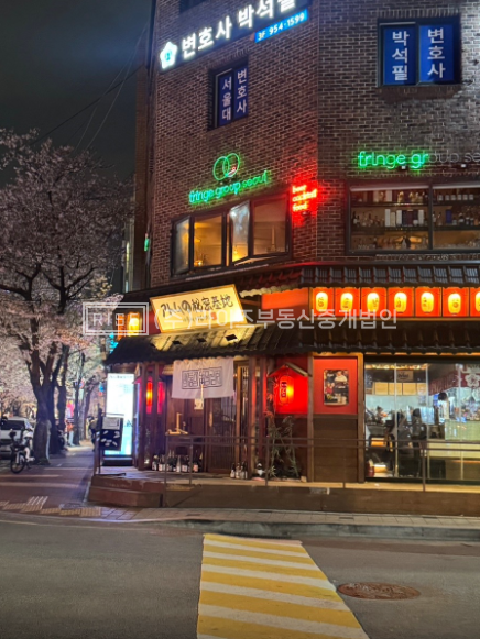 서울 마포구 서교동 RiSE 코너를 장악하는 파사드. in 합정의 밤 월세 매물번호 13504 사진 2