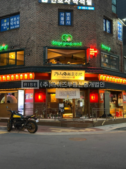 서울 마포구 서교동 RiSE 코너를 장악하는 파사드. in 합정의 밤 월세 매물번호 13504 사진 8