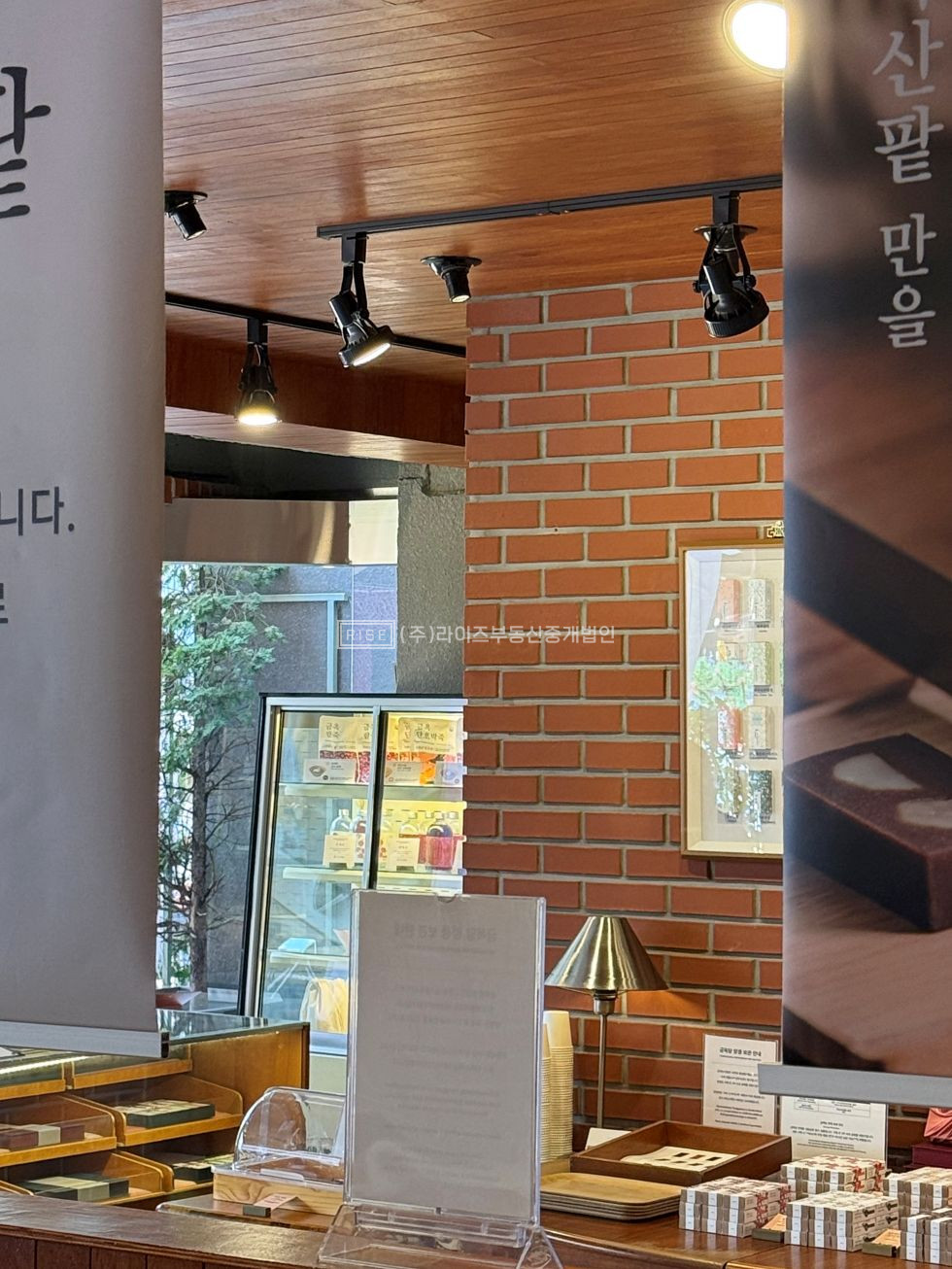 서울 마포구 서교동 RiSE 거리의 시선을 머물게 하는 특별한 파사드. 월세 매물번호 13700 사진 11