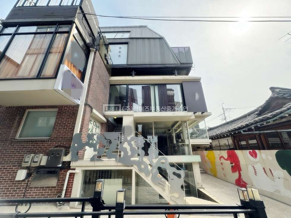 서울 마포구 서교동 홍대입구역 도보 3분 초역세권 복층 사무실 월세 매물번호 10777 사진 1
