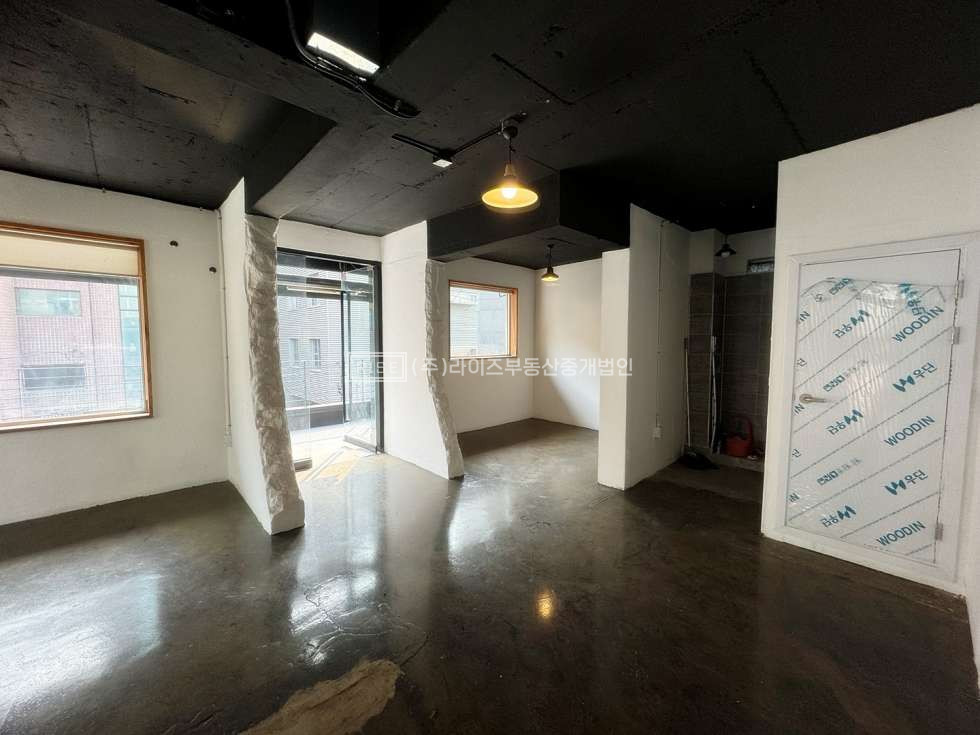 서울 마포구 동교동 홍대입구역 도보 5분 역세권 상가 월세 매물번호 10792 사진 1