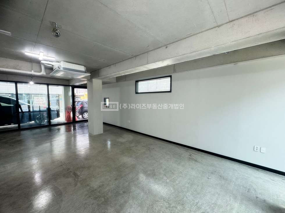 서울 마포구 동교동 BLDG43동 홍대입구역 도보 3분 초역세권 1층상가 월세 매물번호 10799 사진 2