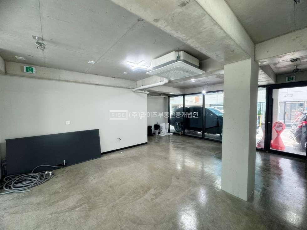 서울 마포구 동교동 BLDG43동 홍대입구역 도보 3분 초역세권 1층상가 월세 매물번호 10799 사진 3