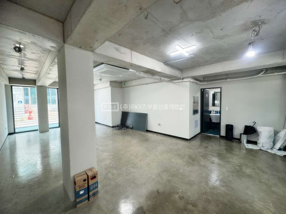 서울 마포구 동교동 BLDG43동 홍대입구역 도보 3분 초역세권 1층상가 월세 매물번호 10799 사진 4
