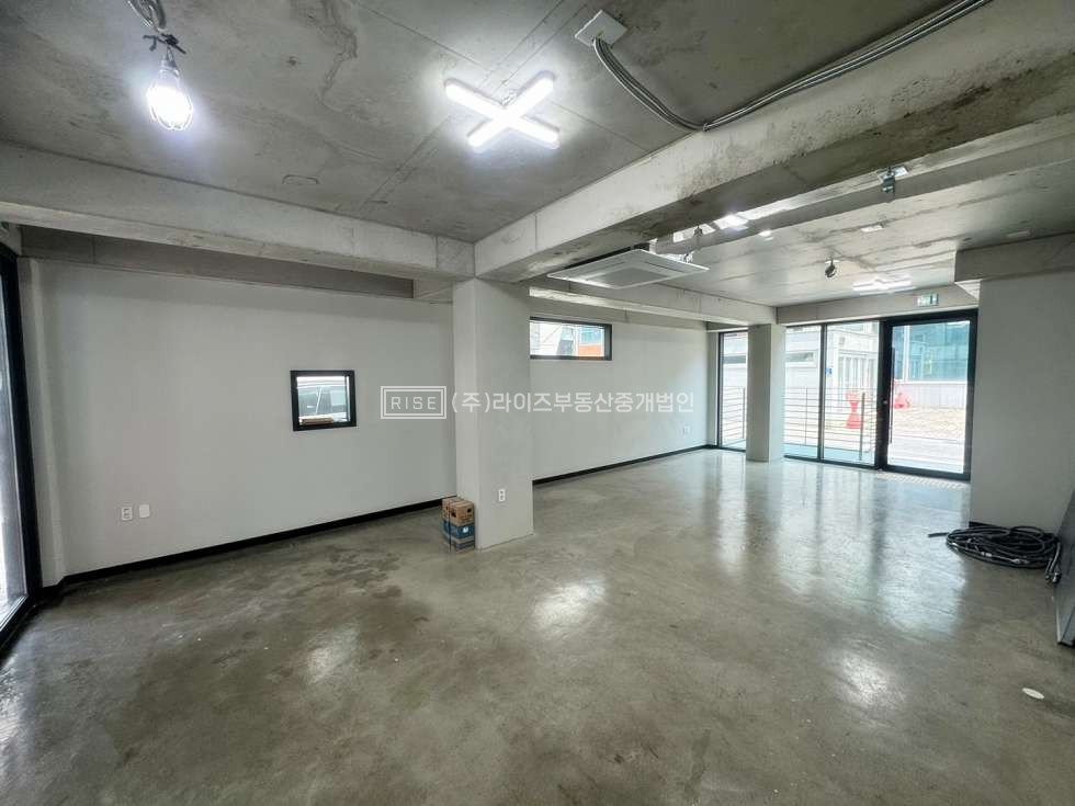 서울 마포구 동교동 BLDG43동 홍대입구역 도보 3분 초역세권 1층상가 월세 매물번호 10799 사진 5