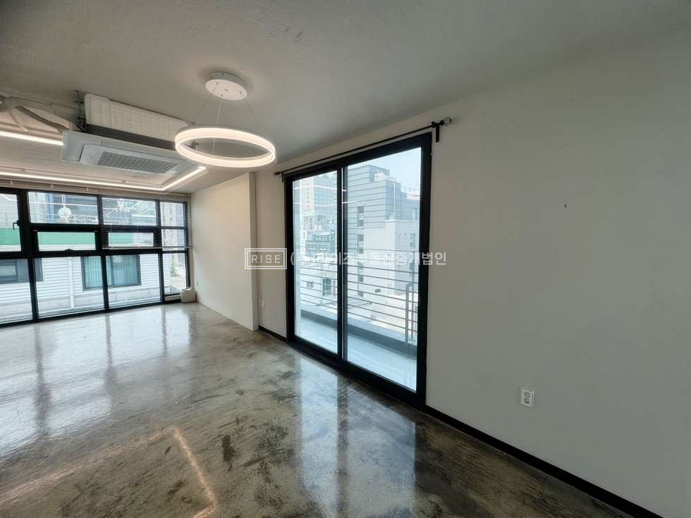 서울 마포구 동교동 BLDG43동 홍대입구역 도보 3분 초역세권 상가 월세 매물번호 10800 사진 2