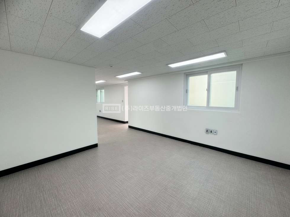 서울 마포구 동교동 홍대입구역 도보 1분 초역세권 상가 월세 매물번호 10784 사진 2
