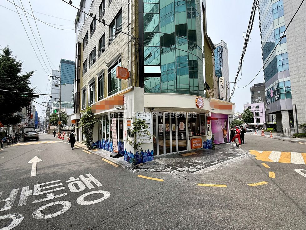 서울 마포구 동교동 RISE 상시유동 잡는 코너 전면통창 카페 월세 매물번호 12093 사진 1