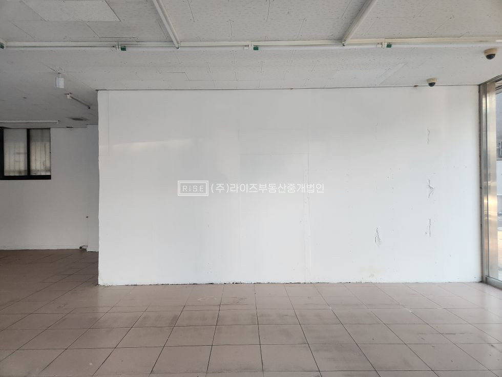 서울 마포구 서교동 RISE 횡단보도, 버스정류장 앞, 브랜드 노출 우수 무권리 1층 월세 매물번호 12345 사진 2