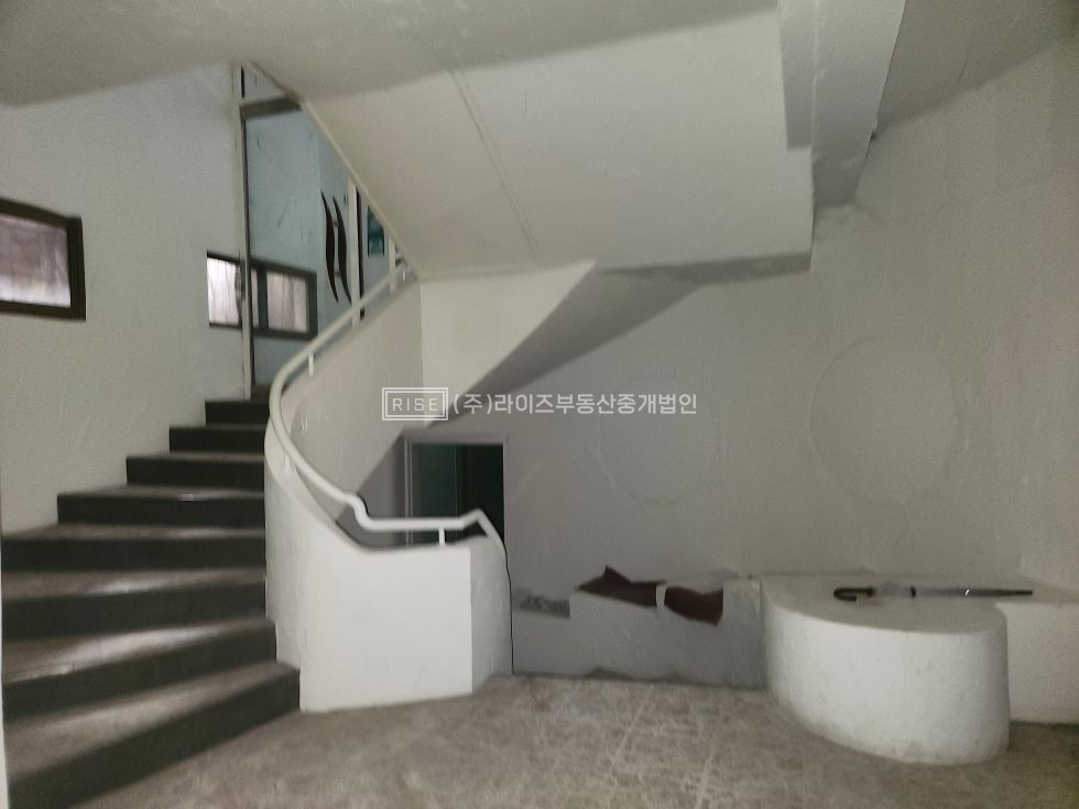 서울 마포구 서교동 RISE 꾸준한 유동, 단독출입구 있는 대형 상가 공간 월세 매물번호 12421 사진 3