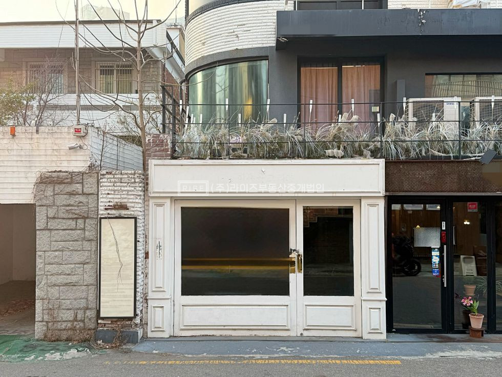 서울 마포구 서교동 RISE 브랜드 무드 노출 좋은 전면 통창. 빈티지 질감. 월세 매물번호 12706 사진 1