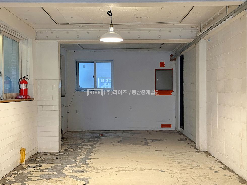 서울 마포구 서교동 RISE 브랜드 무드 노출 좋은 전면 통창. 빈티지 질감. 월세 매물번호 12706 사진 3