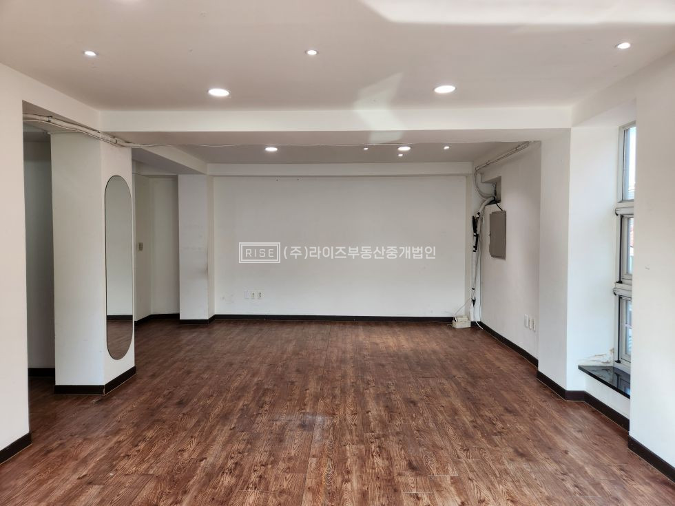 서울 마포구 동교동 채광 좋고, 통창으로 개방감 뛰어난 복층 공간 월세 매물번호 11925 사진 3