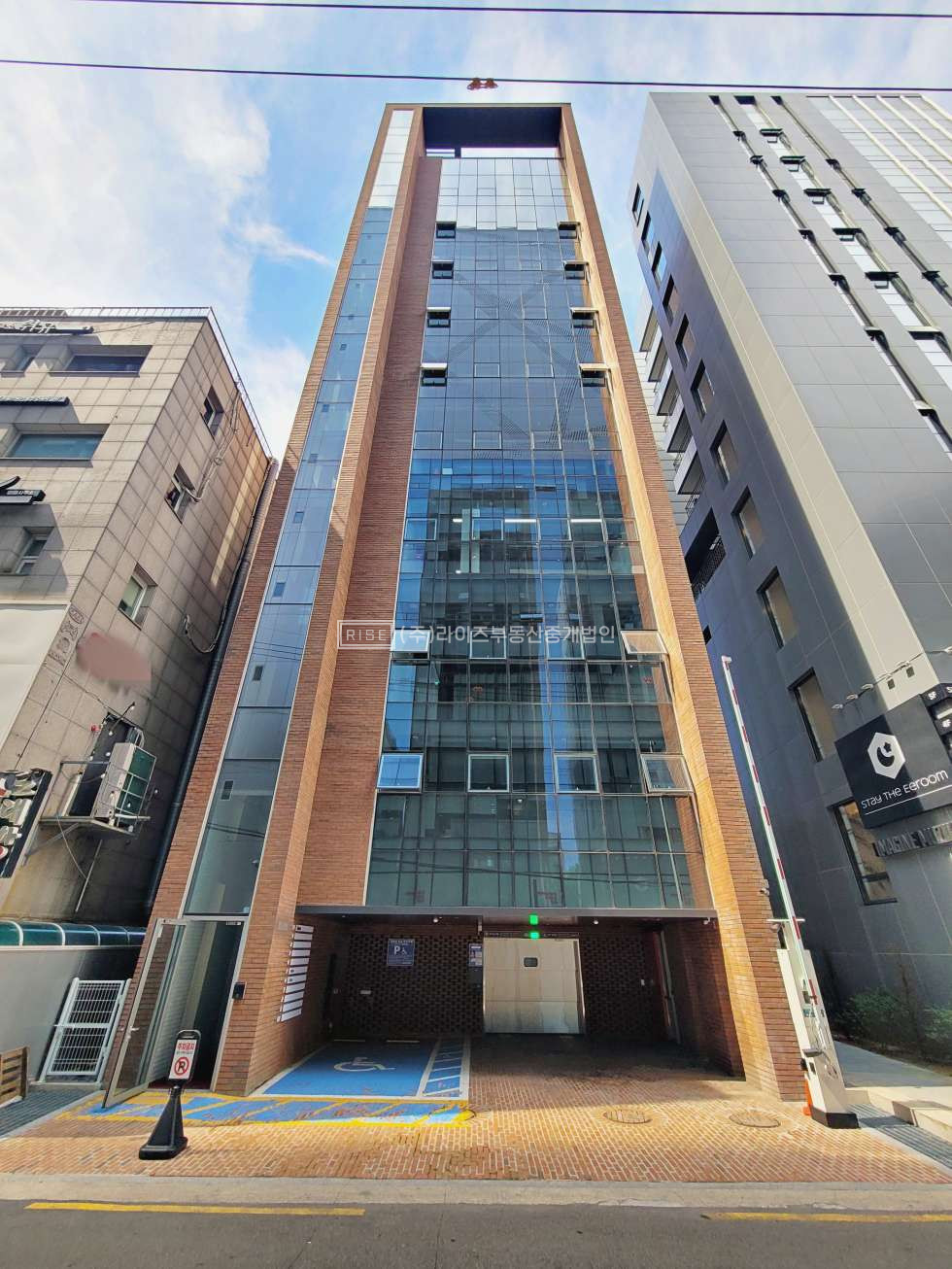 서울 마포구 동교동 RISE 홍대입구 바로 앞 신축첫입주 통창 연층임대가능 월세 매물번호 11706 사진 4
