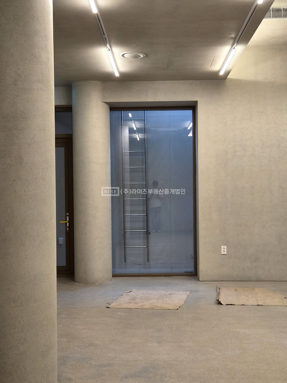 서울 마포구 합정동 RiSE 감각적인 공간감, 세련된 건물 월세 매물번호 13423 사진 1